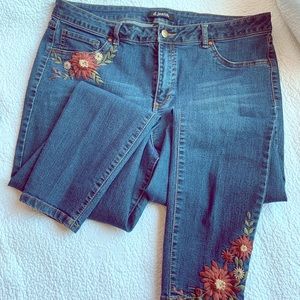 Embroidered 👖 jeans! 🌸